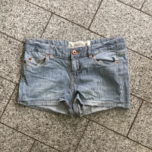 Low Waits shorts - Randiga jättekärts lowwaisted shorts från hm skulle säga storlek xs Blå och vitrandiga