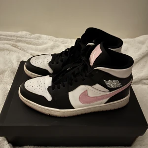 Jordans - Säljer mina jordans då dom inte kommer till användning tyvärr, väldigt bra skick! Nypris 1900