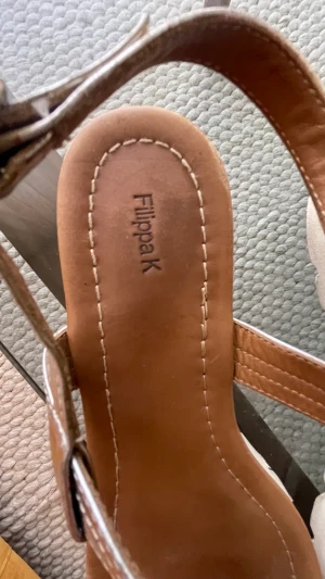 Filippa K sandaler  - Säljer mina fina nya Filippa k sandaler då jag använder de för lite!! De har en liten klack och är otroligt bekväma!! Har små defekter på sulan men ingenting man lägger märke till💗💗