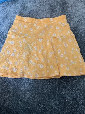 Kjol - Fin kjol i storlek 152 säljs då den är lite liten för mig, klicka inte på köp nu ❤️