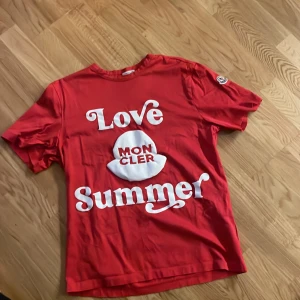 Moncler t shirt - Snygg moncler t shirt!  Köpt på farfetch 2021 för 2000kr. Passar storlek S. Säljer för 600 kr då den inte används längre.