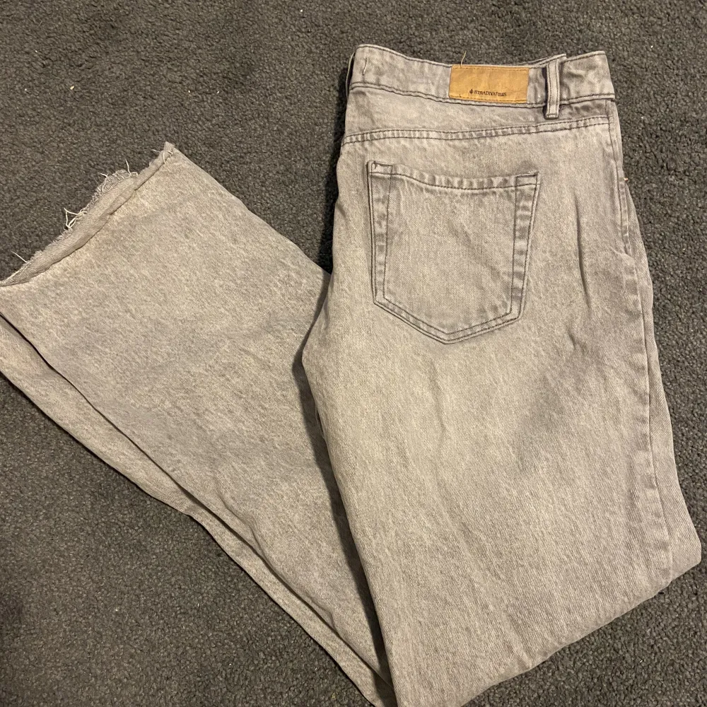 Snygga jeans från Zalando! Fint skick, säljer pga att de är förstora för mig.  Är storlek 40 men skulle säga att de passar 38 med💗 Priset går att diskutera!. Jeans & Byxor.