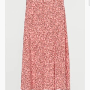 Maxikjol - Säljer denna knappt använda Maxikjol med slits från hm. Den har små vita blommor på sig. Originalpris 200kr. 