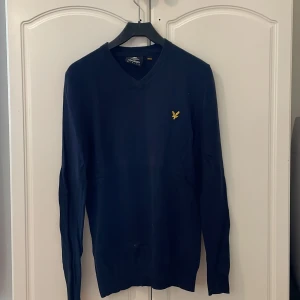 Svart Lyle & Scott tjocktröja - Knappt använd svart Lyle & Scott tjocktröja. Storlek XS
