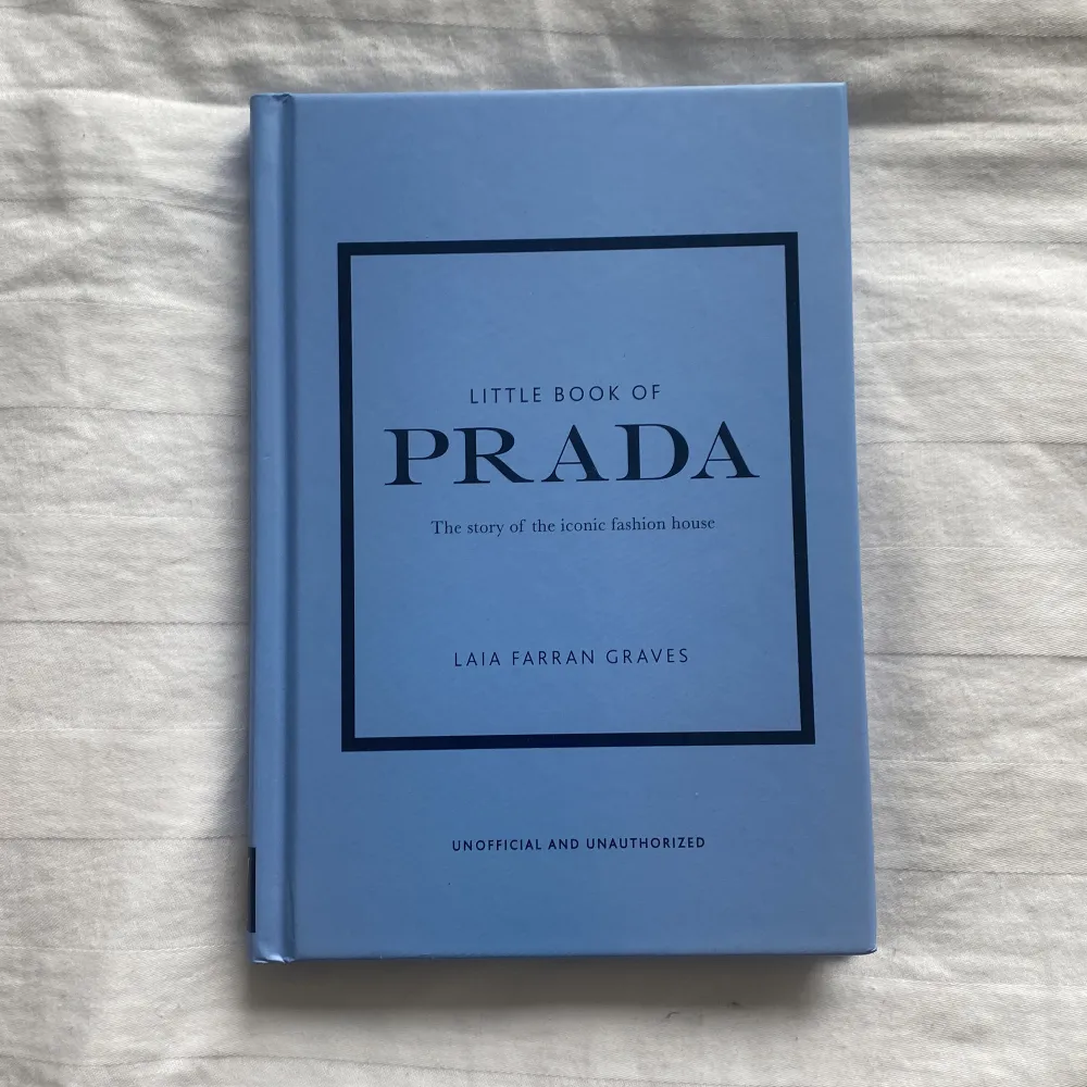 Jättefin bok om ”storyn bakom” Prada. Väldigt fin inredningsdetalj. Övrigt.