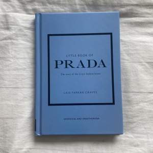 Jättefin bok om ”storyn bakom” Prada. Väldigt fin inredningsdetalj