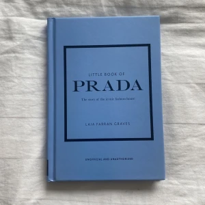 Prada bok - Jättefin bok om ”storyn bakom” Prada. Väldigt fin inredningsdetalj
