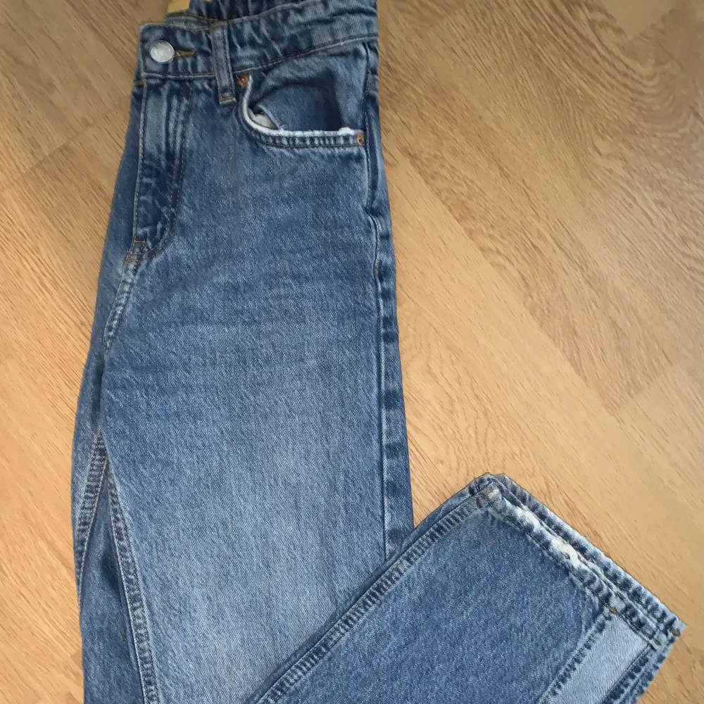 Svin snygga jeans från gina tricot med en slits! Storlek 146-152 100kr + frakt  Hör av er om ni vill ha fler bilder eller mått!💞. Jeans & Byxor.