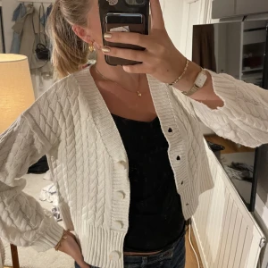 Vit stickad tröja  - Vit kabelstickad kofta. Fin kvalitet för att vara från Shein