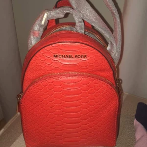 Michael kors väska äkta - Äkta oanvänd Michael kors väska. Certifiat är med så det finns intyg på att den är äkta. Nypris över 3000. Kan gå ner i pris vid snabb affär 