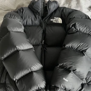 North face jacka - MEN'S 1996 RETRO NUPTSE JACKET         Original kostar 3.9k
