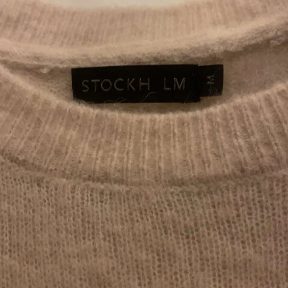 Säljer denna ursnygga tröja som är trekvarts ärm ❤️lite nopprig men annars nyskick❤️ köpt för 700kr❤️sitter sååå 😊 kom med pris förslag . Tröjor & Koftor.