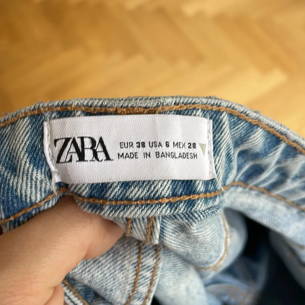Zara lågmidjade raka jeans i storlek 38. Går ner till golvet på mig som är 173cm. Köpare står för frakten❤️. Jeans & Byxor.