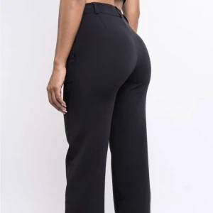 Kostymbyxor - Kostymbyxor , dom är aldrig använda och dom är midwaist från vero moda