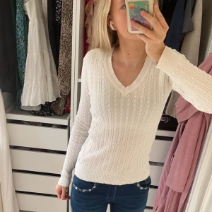 V-ringad tröja - Superfin v-ringad tröja ifrån Tommy hilfiger köpt i Florida i usa. Säljer då den inte kommer till användning för mig. I riktigt fint skick o bra kvalitet. Köp via ”köp nu” funktionen eller via Swish!❤️skriv vid frågor