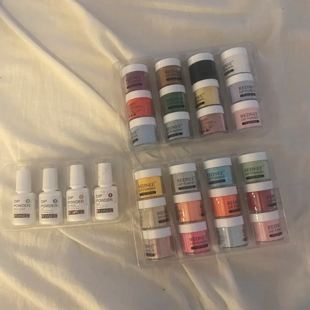 Säljer detta dip powder nail kit i använt skick, vissa burkar av pulverna så finns det halva kvar och vissa är helt oöppnade, säljes för 100kr plus frakt ☺️ har du några frågor ? Tveka inte att höra av dig 🌸. Övrigt.