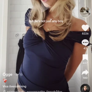 Topp - Oanvänd marinblå slutsåld topp från hm, skitsnygg, säljer då jag inte fått användning av den💗