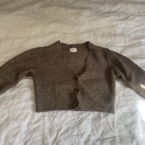 Stickad kort kofta - Säljer min stickade kofta från Hm då jag inte använder den. Tyvärr finns inte prislappen kvar på. Den är i bra skick och har inga skador!! Köparen står för frakten.