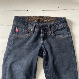 Lågmidjade jeans  - Lågmidjade jeans med jättesnygga detaljer, står ingen storlek men skulle uppskatta de till 34/S💗
