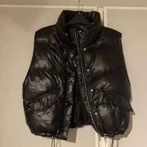 Väst - Supersnygg och trendig väst med fickor och resår. Helt oanvänd och därav i nyskick. Hör av dig vid frågor eller önskemål om fler bilder🩷