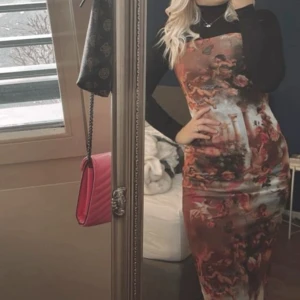 klänning  - använder it längres ( möts ädas up❗️ om du vill jag ska frakta så kostar det dubbelt.)