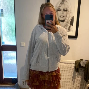 Tröja med dragkedja  - En jätte fin tröja med dragkedja. Säljer då den inte kommer till användning. Passar året om