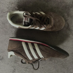 Adidas skor - Sjukt snygga adidas skor, påminner lite om sambas🤎second hand, därav priset! Bra skick, tvättas självklart innan jag postar.