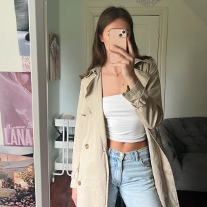 Trenchcoat  - Superfin trenchcoat, känner att den är för kort i ärmarna för mig som är 175. Den går ner precis under knäna, bara fråga om ni vill ha fler bilder💕💕
