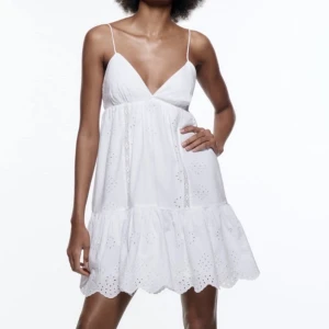 Klänning zara - Så fin klänning från zara använd 2 gånger❤️