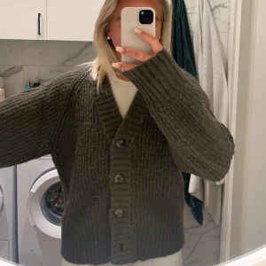 Gosig grön stickad tröja!💚(frakt ingår inte) - Säljer denna mjuka stickade tröja från Gina Tricot, perfekt nu inför hösten! Nypris 399kr, men jag säljer den för 220+frakt!💚