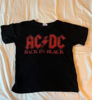 AC/DC T-Shirt, Babytee - Köpt second hand, kommer ej till användning. Den är i super bra skick, inga skador. Skriv privat om du har frågor🖤