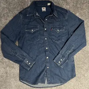 Levi’s jeansskjorta herr. Original pris: 869kr. Säljs för 700kr.