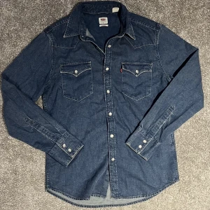 Levi’s jeansskjorta herr - Levi’s jeansskjorta herr. Original pris: 869kr. Säljs för 700kr.