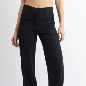 Kostymbyxor  - Säljer ett par svarta kostym från madlady i storlek 36 i midja och 34 i längd. De har hög midja men lång i längden.💕 ordinarie pris 599kr 