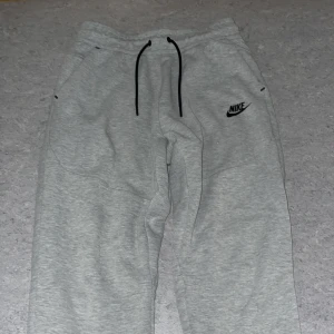 Nike Tech Fleece byxor - Säljer nu mina Nike tech byxor i riktigt bra skick, använd fåtal gånger. Barn large/xs i vuxen storlek ungefär. Passar till folk som e 150-160 ungefär ja e 165 o den sitter lite kort typ. Passar till både killar o tjejer