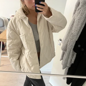 Quiltad jacka - Säljer denna snygga jackan från Gina då den tyvärr inte får någon använding, därav är den i nyskick. Den är i storlek 40 men jag brukar ha 34/36 i jackor o den sitter snyggt o oversize på mig så passar flera storlekar. Hör av er vid frågor/fler bilder 💕❣️
