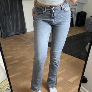 gråa jeans med slit nedtill från zara❤️storlek 38
