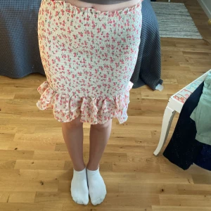 Fin kjol 💕 - Jag säljer denna fina kjolen som tyvärr knappt kommit till användning. Har använt den högst två gånger och det finns inga tecken på användning. Köparen står för frakten🤍🤍