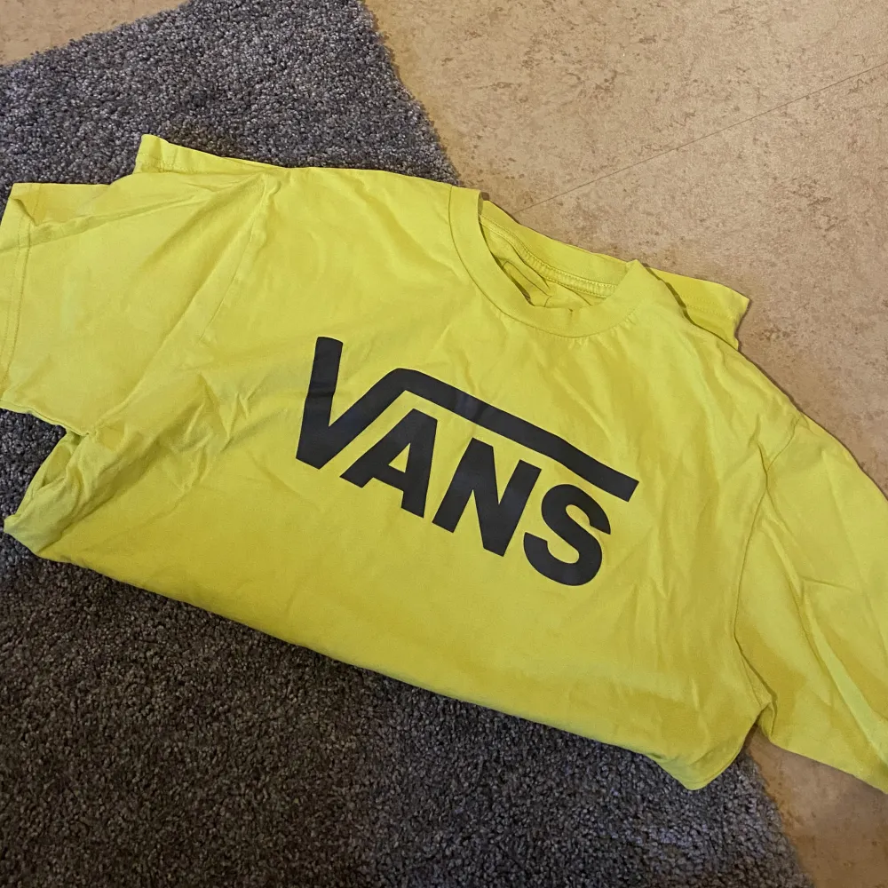 Snygg gul Vans t-shirt i srorlek S, använd fåtal gånger, köparen står även för frakt 💛. T-shirts.