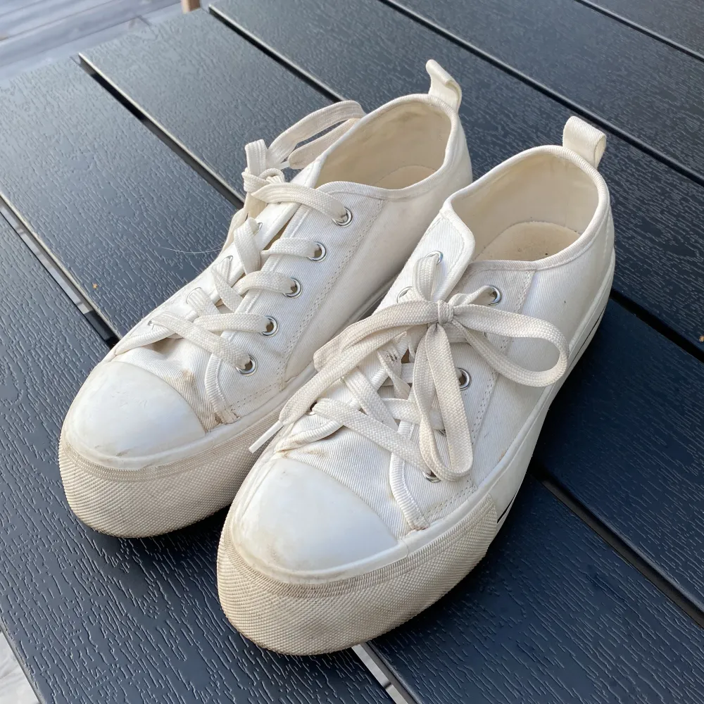 Jag säljer ett par vita skor med en svart rand på mitten! Bara använda ett få tal gånger.Skorna är lite smutsiga men det mesta har jag tagit bort. Har köpt de på din sko. De är ca 4 cm höga (Låter högre än vad det är!) Skriv för fler bilder eller frågor.💞. Skor.