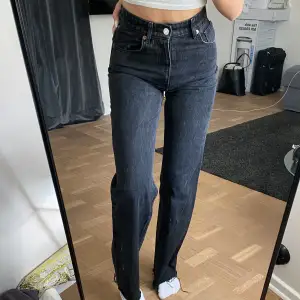svarta högmidjade jeans från zara❤️ storlek 36