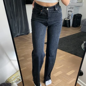 jeans - zara  - svarta högmidjade jeans från zara❤️ storlek 36