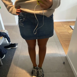 Svin snygg kjol - Jeans kjol så har så fina detaljer och sjukt snygg😍😍😍