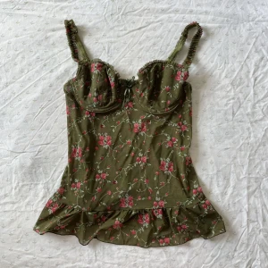Negligé - Grön topp med rosa blommor! Så snygg med kom aldrig till användning av mig :/ 💚