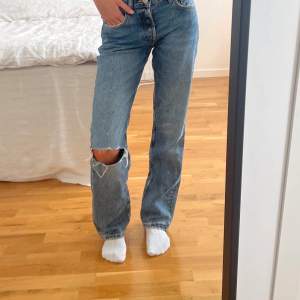 Blåa jeans från Zara i strl 36. Något år gamla men knappt använda och i väldigt bra skick. Jag är ca 173 och brukar ha strl xs/s och dom passar mig bra. Köparen står för frakten 