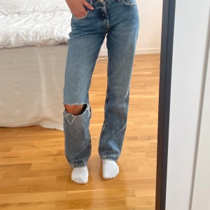 Blåa jeans från zara - Blåa jeans från Zara i strl 36. Något år gamla men knappt använda och i väldigt bra skick. Jag är ca 173 och brukar ha strl xs/s och dom passar mig bra. Köparen står för frakten 