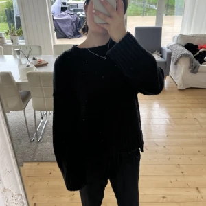 Stickad tröja  - Stickad tröja från Gina i stl M, passar S men blir då oversized 