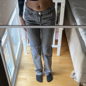 straight lågmidjade jeans - bra skick. jag är 168 men skulle säkert passa över 170 i längden också. 
