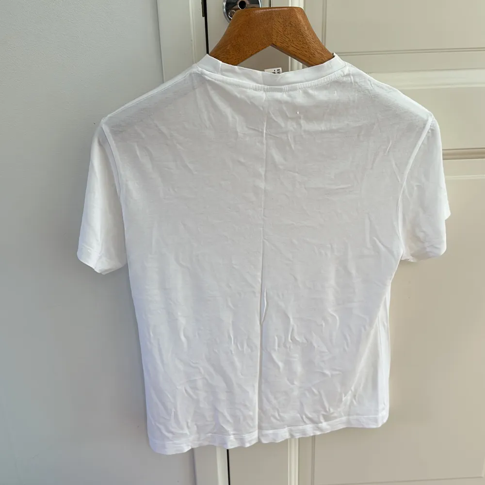 Säljer denna oanvända tshirten med tryck💗. T-shirts.