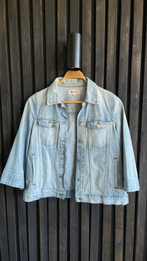 Jeansjacka  - Jeansjacka med utsvängda armar. Från Madewell. Behöver tvättas då den legat nerpackad länge.   Hämtas i Lund eller skickas om köparen står för frakten ☺️